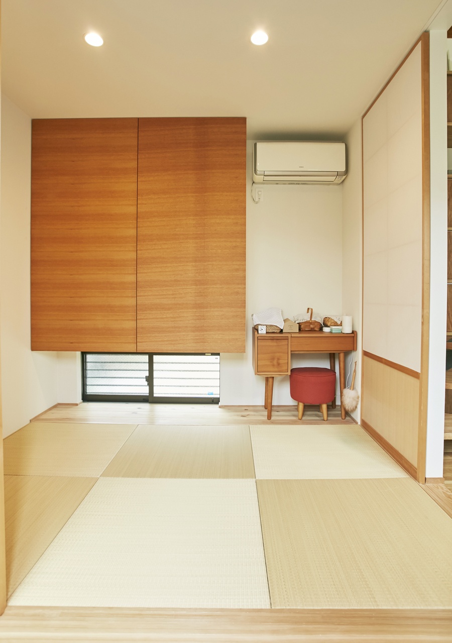 吹抜けから光が行き渡る心地いい暮らし|木造住宅×中庭×おしゃれな家