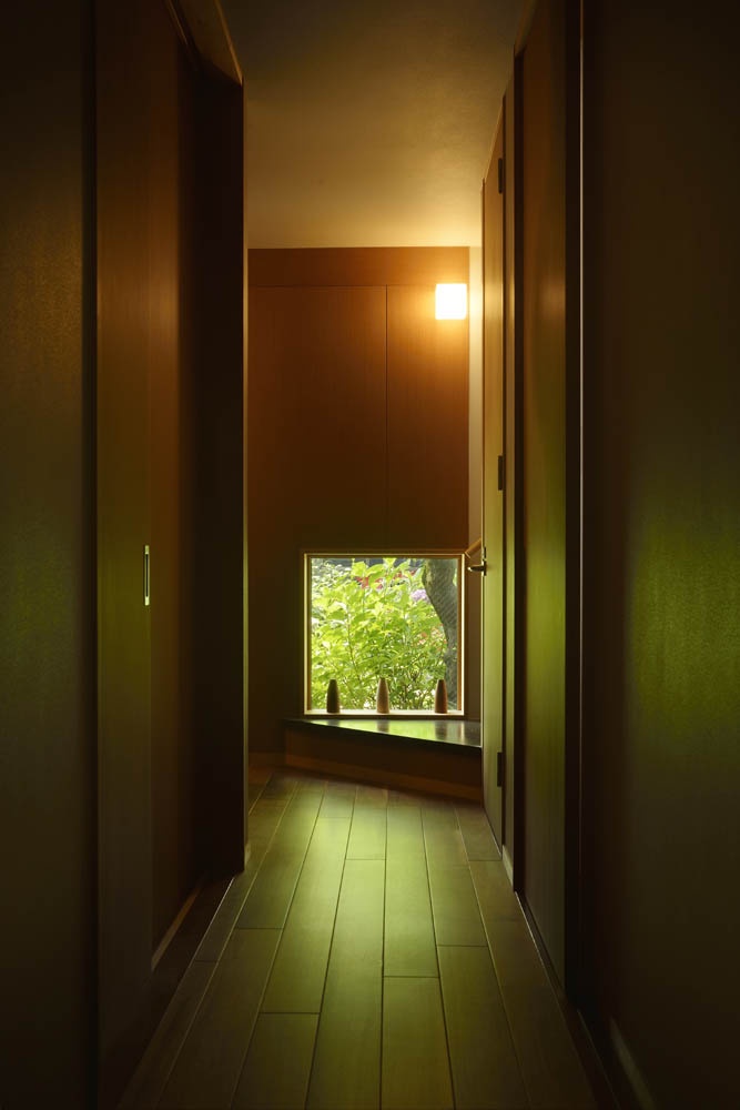 緑を眺められる地窓を設えた玄関ホール
