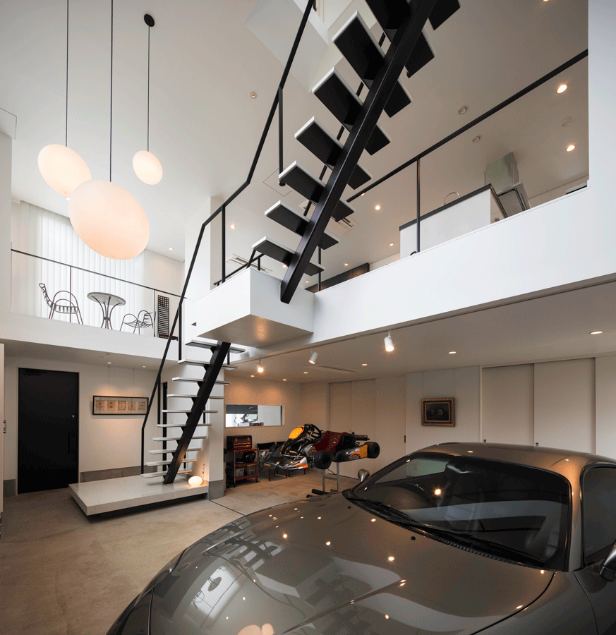 趣味の空間に住む ガレージをいつでも感じる家 大きな吹抜けのあるガレージ 重量木骨の家 選ばれた工務店と建てる木造注文住宅