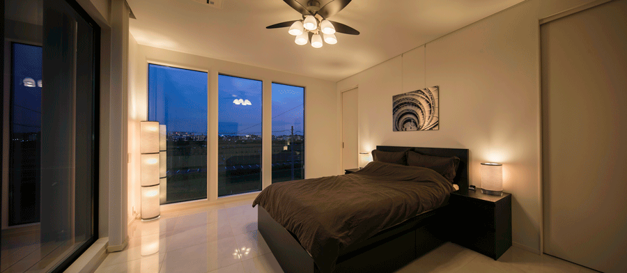 趣味の空間に住む ガレージをいつでも感じる家 ホテルのようなベッドルーム 重量木骨の家 選ばれた工務店と建てる木造注文住宅