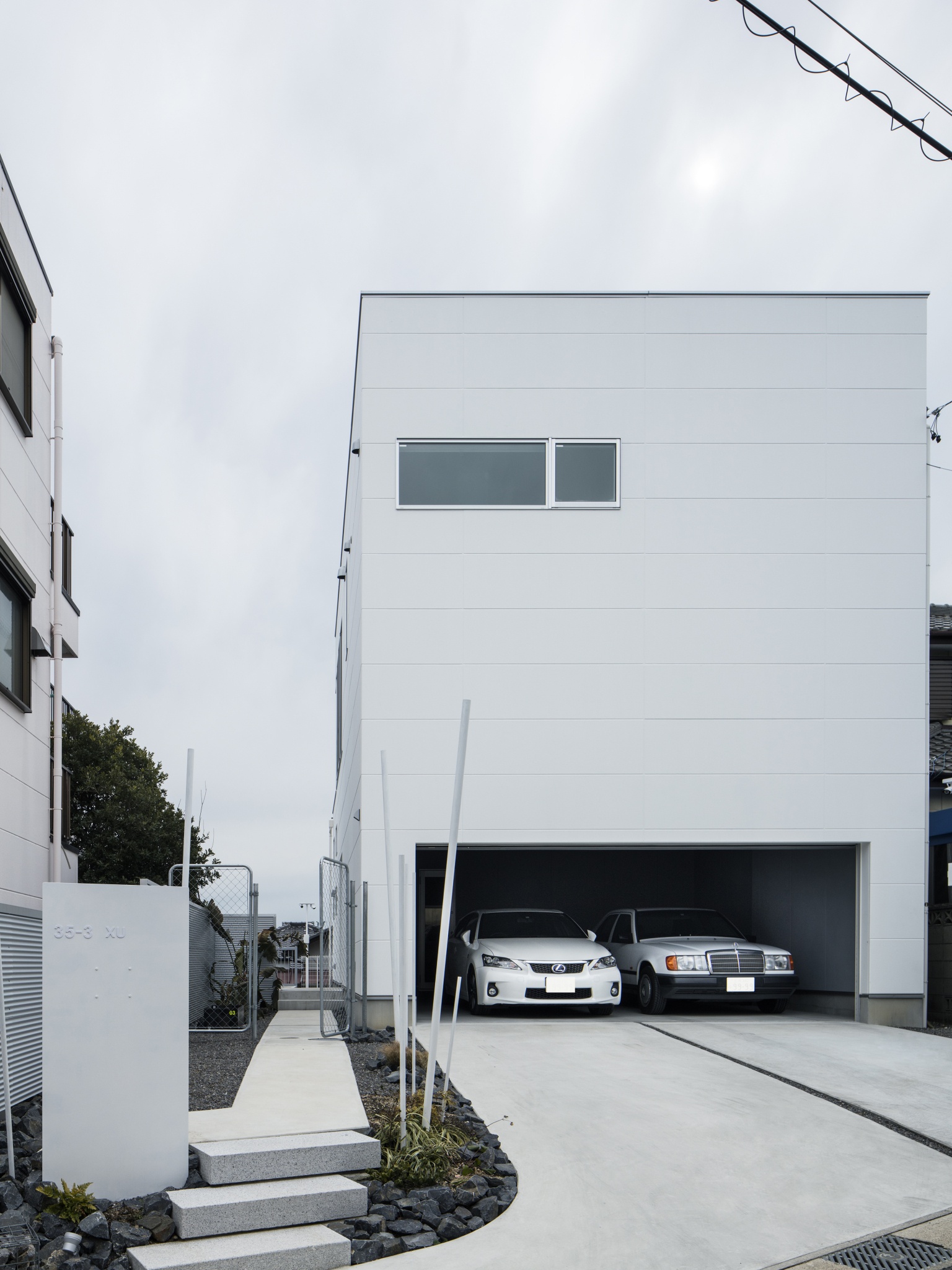 施主の理想の外観イメージは「洗濯機」。大切な愛車「最後のベンツ」を納車する大開口ガレージ