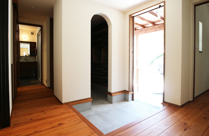 郊外で景色を楽しむ平屋の家|木造住宅×縁側×中庭