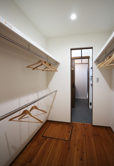 郊外で景色を楽しむ平屋の家|木造住宅×縁側×中庭