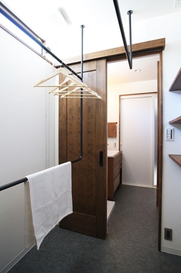 郊外で景色を楽しむ平屋の家|木造住宅×縁側×中庭