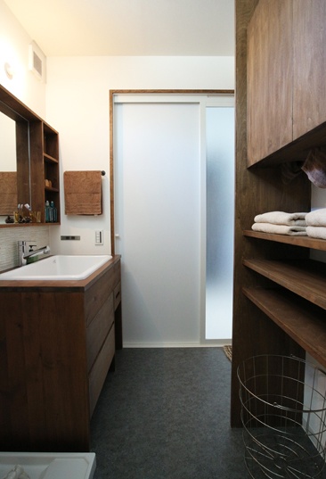 郊外で景色を楽しむ平屋の家|木造住宅×縁側×中庭