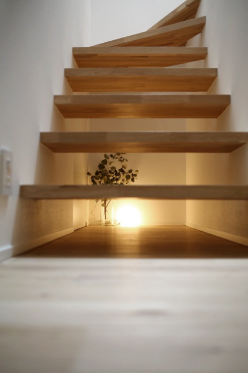１階と２階を繋ぐスリット階段
