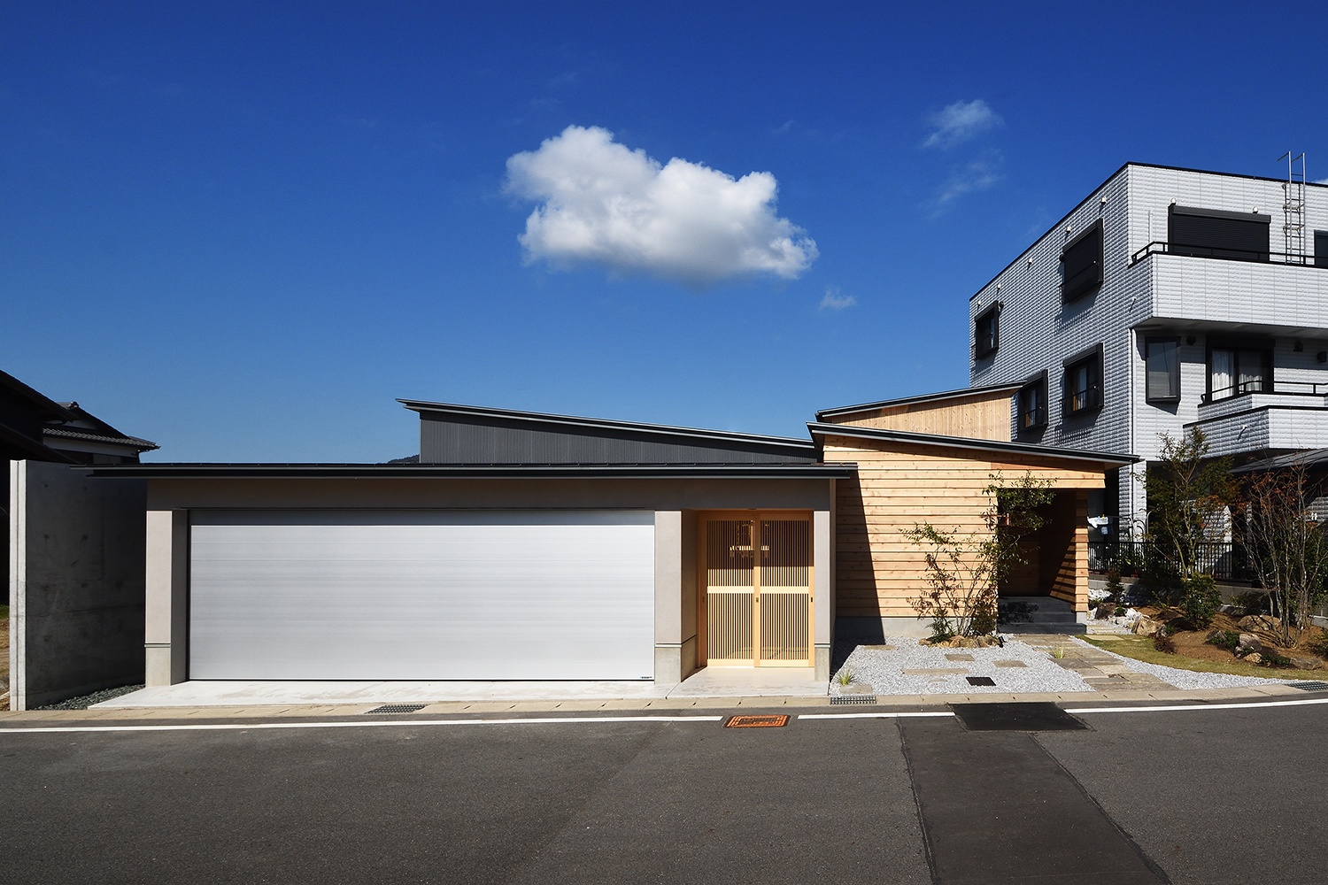 ビルトインガレージ付片流れ屋根の平屋