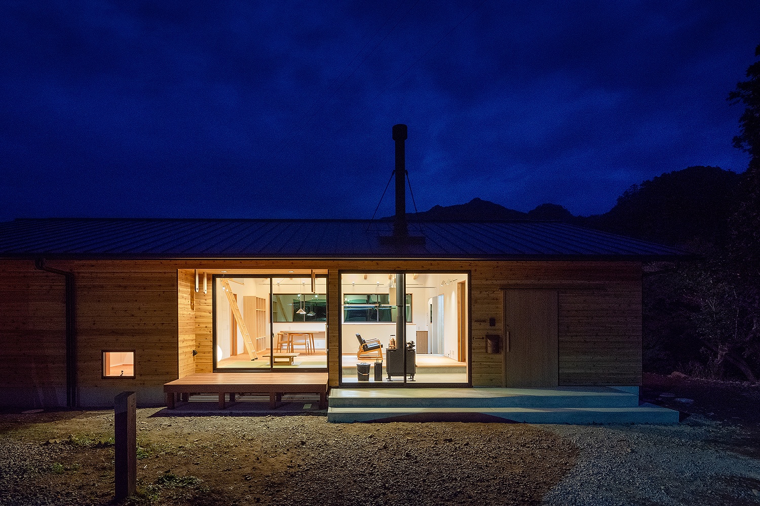 夜景も似合う山小屋風の平屋