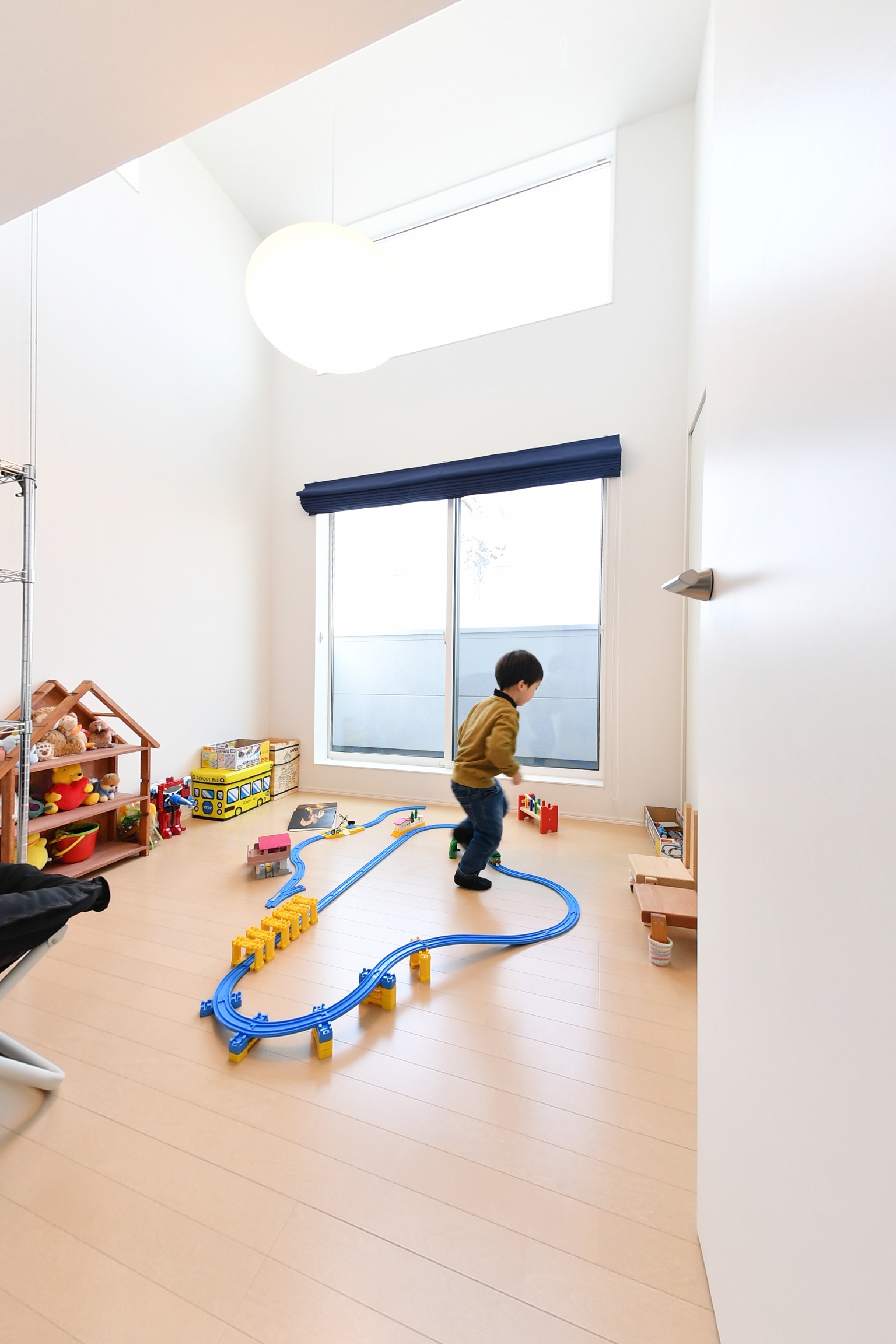 子供部屋は今はひろびろ大空間、後に二部屋へ仕切れるように。