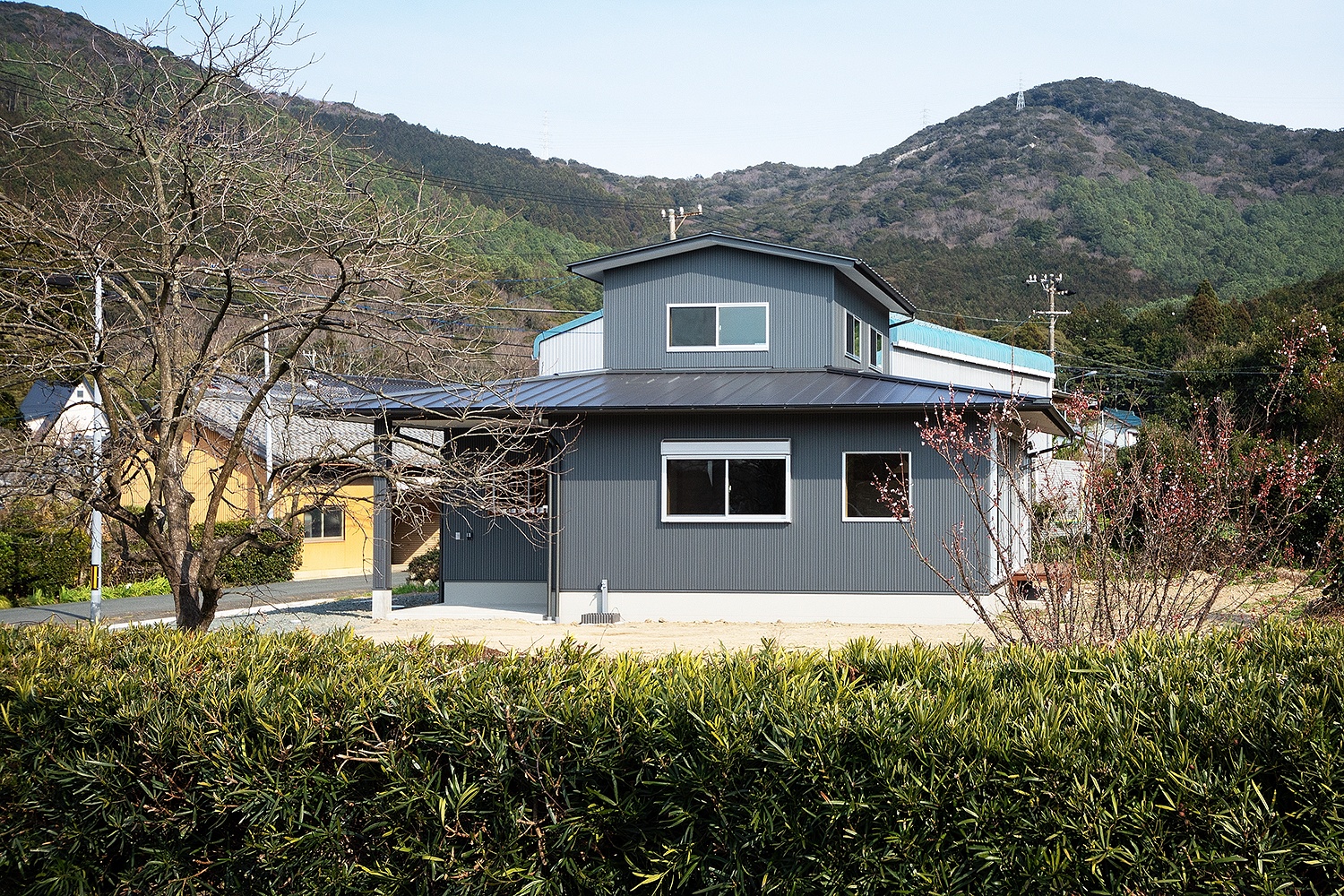 山に囲まれた木のぬくもりを感じる家