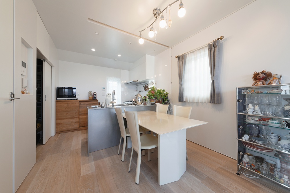 L型キッチンを採用した、省スペース設計のキッチン空間