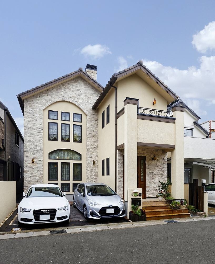 連窓が美しい西洋風の家 外観｜重量木骨の家 選ばれた工務店と建てる木造注文住宅