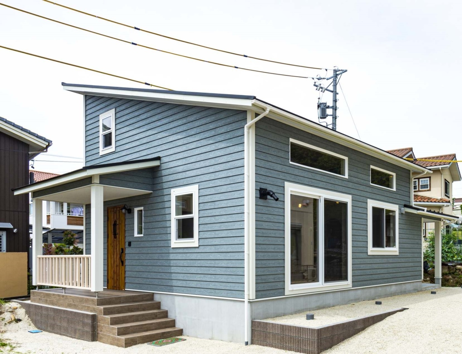 アメリカンカントリーの家 カントリー調のブルーのラップサイディング 重量木骨の家 選ばれた工務店と建てる木造注文住宅