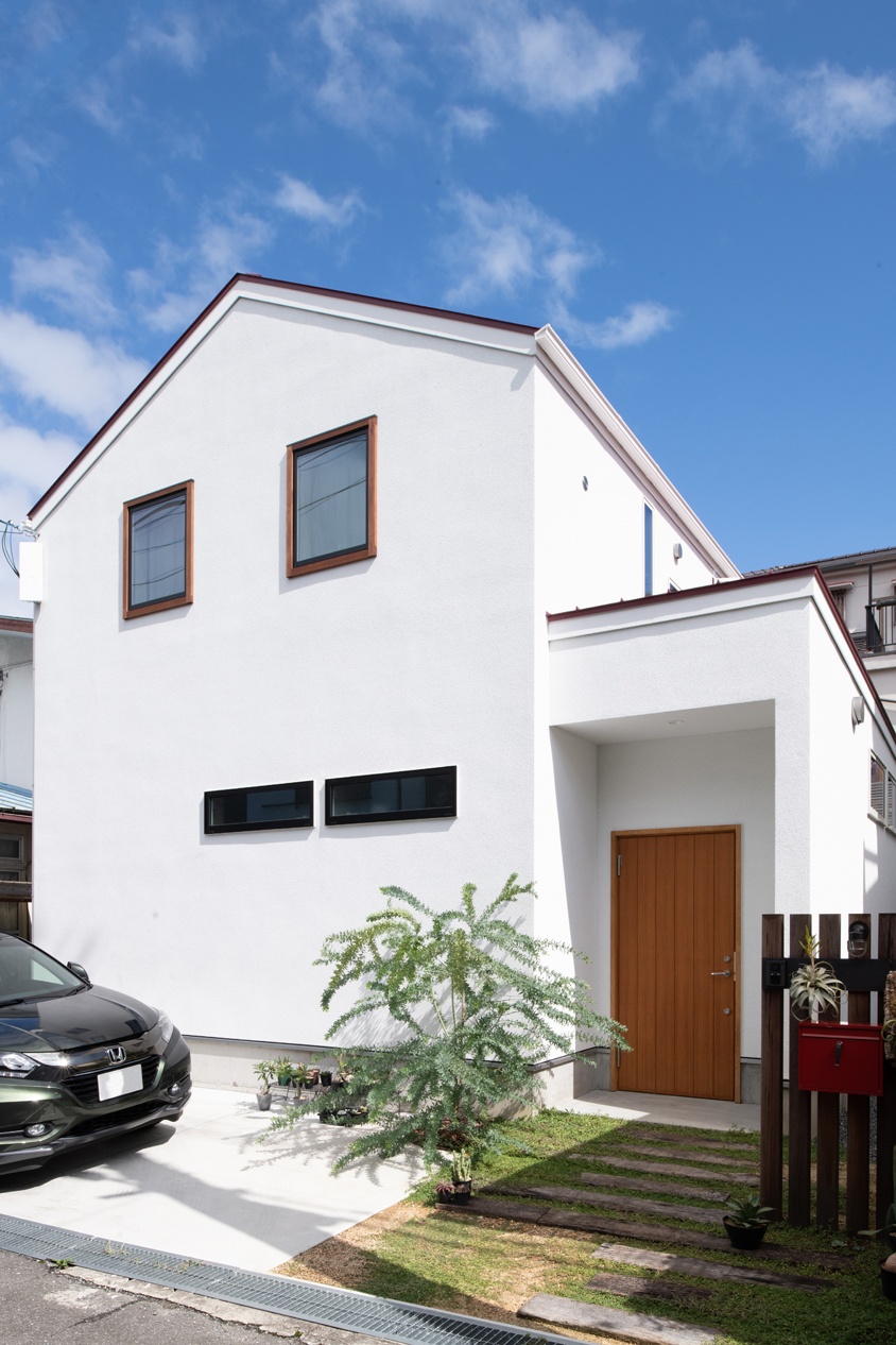 真っ白な三角屋根のおしゃれな家|木造住宅×縁側×中庭