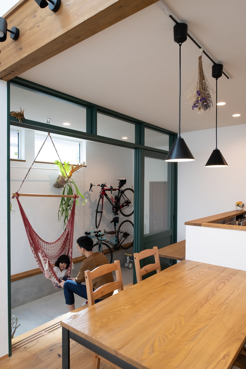 真っ白な三角屋根のおしゃれな家|木造住宅×縁側×中庭