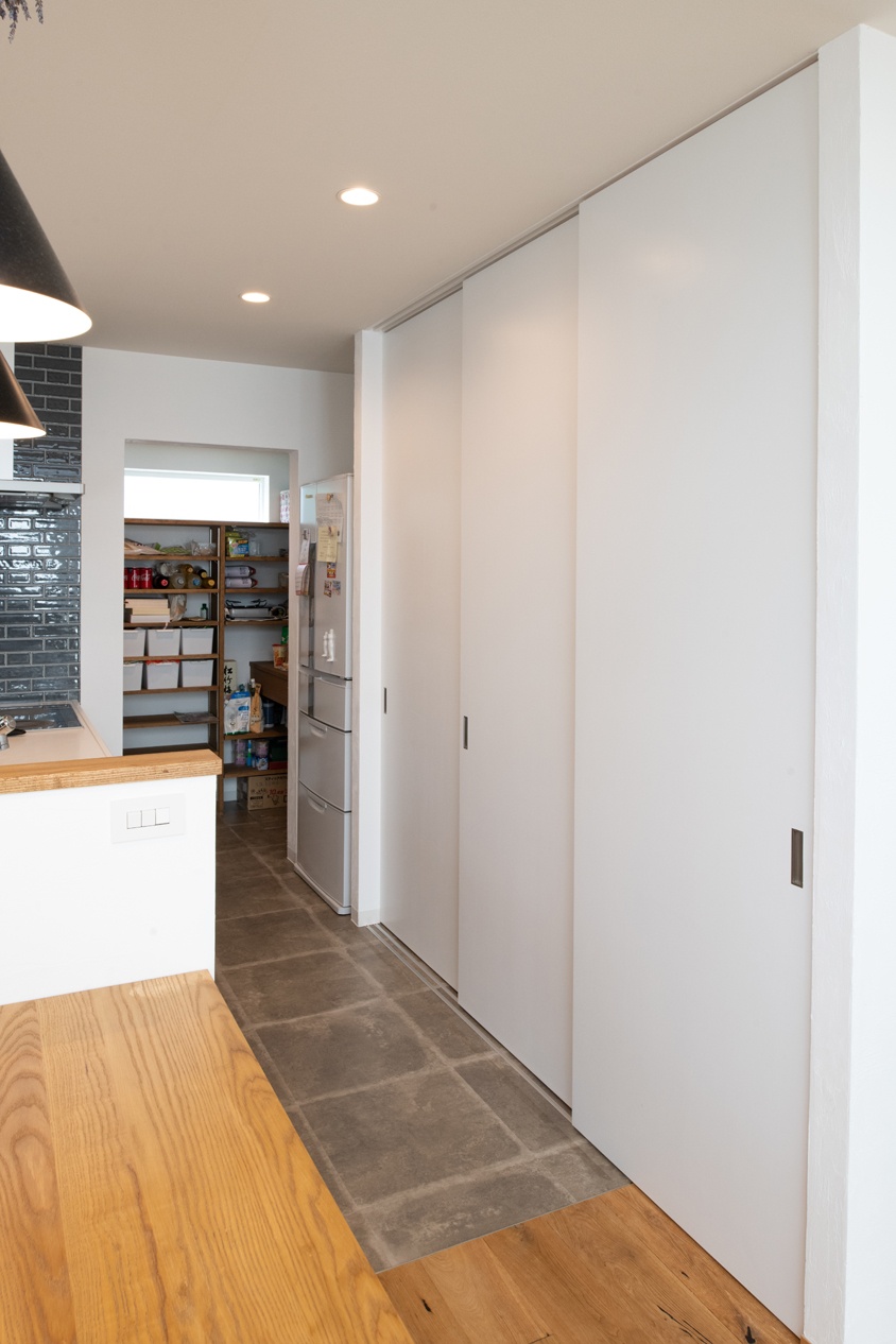 真っ白な三角屋根のおしゃれな家|木造住宅×縁側×中庭