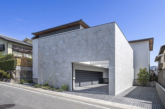 柱の無い９m巾ビルトインガレージのある家 二重シャッターのビルトインガレージ 重量木骨の家 選ばれた工務店と建てる木造注文住宅