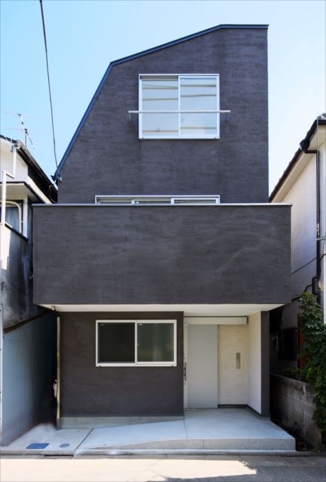 あえて出したムラが印象的な狭小住宅｜二世帯住宅×３階建て×モルタル外壁