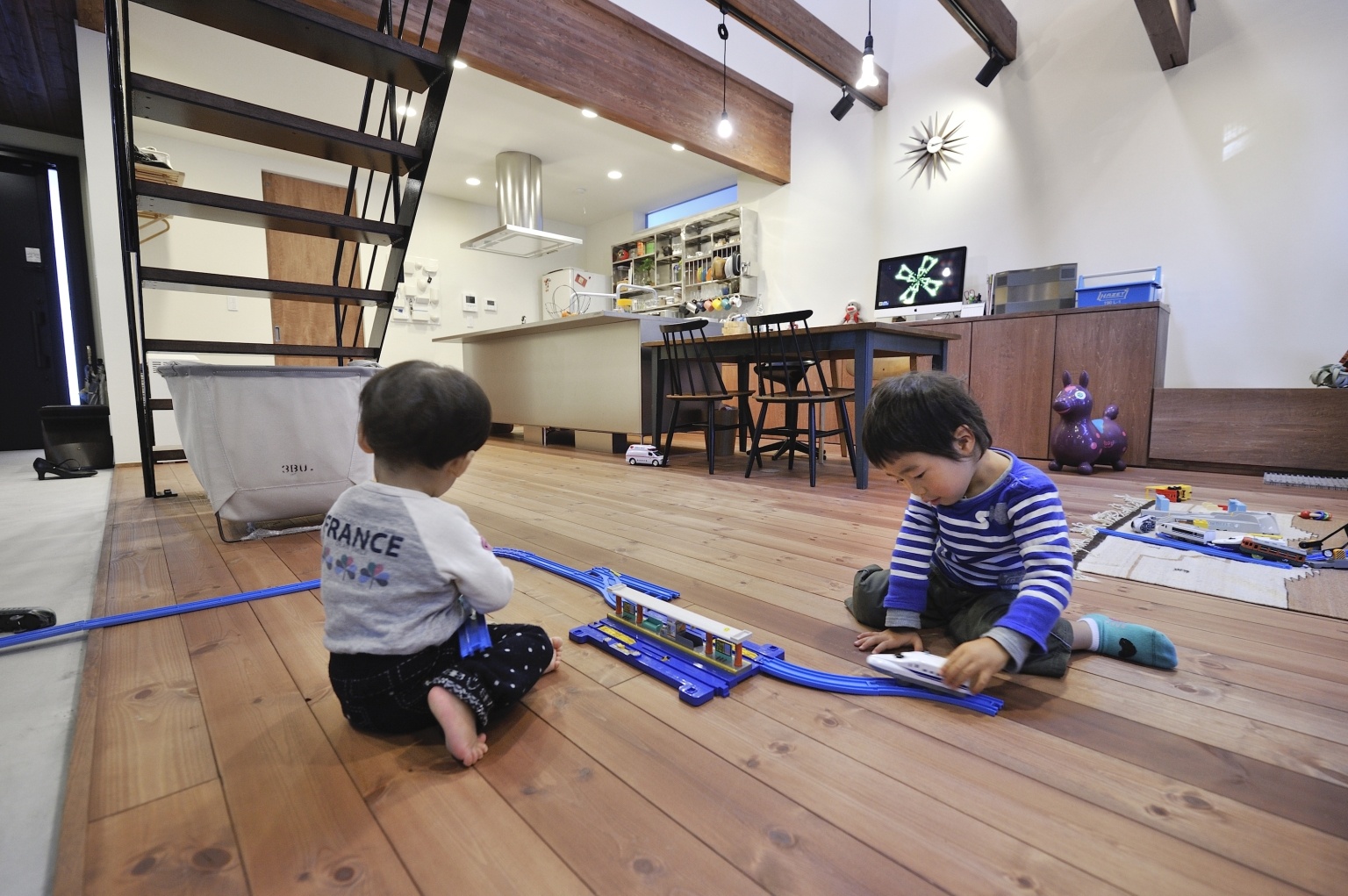 柱のない広い空間は子供たちの遊び場もエンドレス