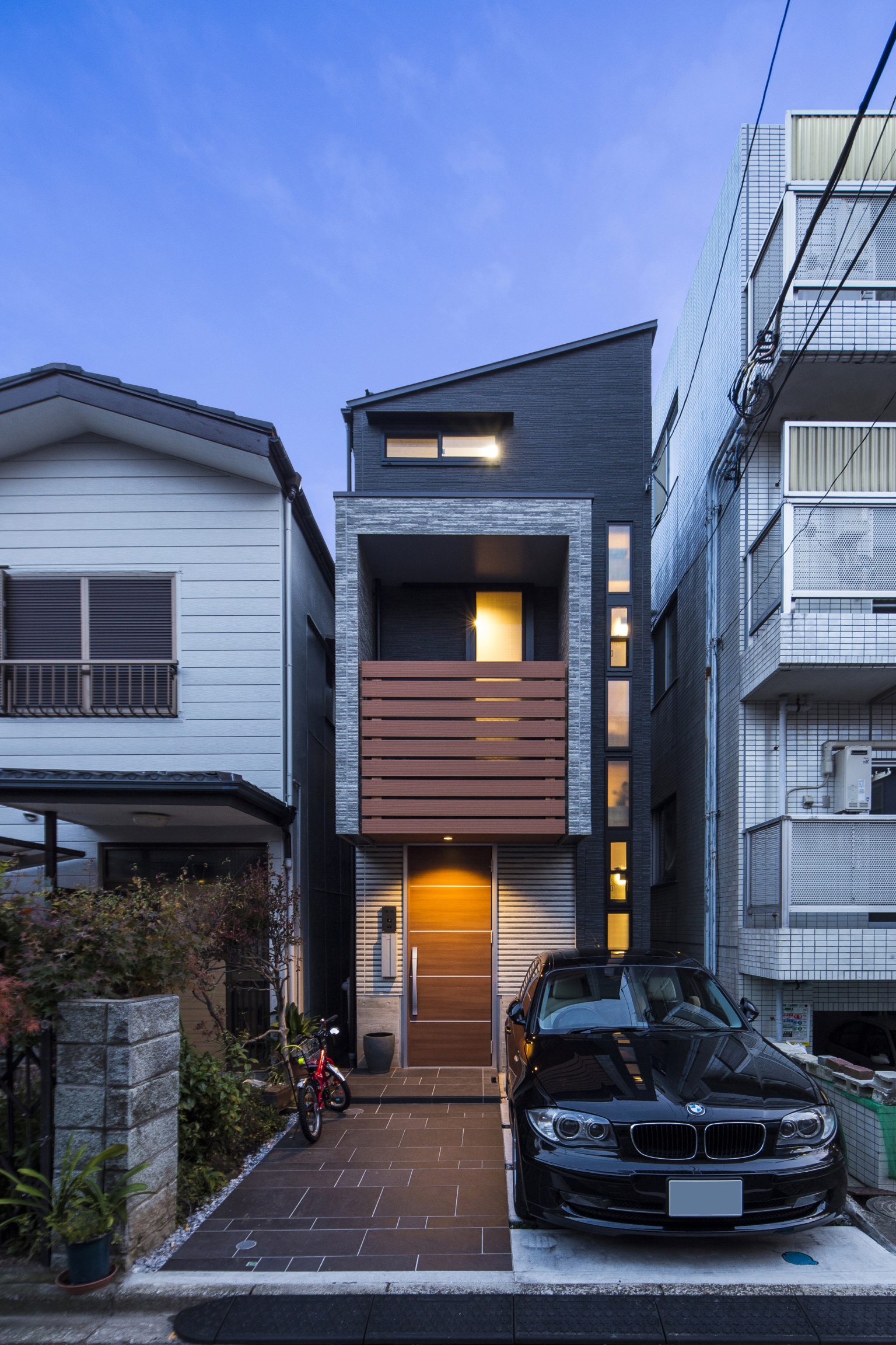 エントランスが沸き上がる重厚感のあるファサード|注文住宅×外観デザイン×3階建て