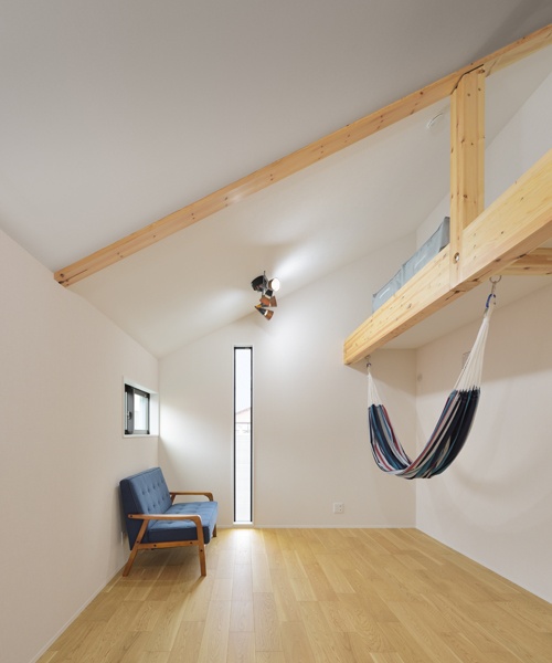 木を感じるハンモックのある居室/勾配天井を利用した収納