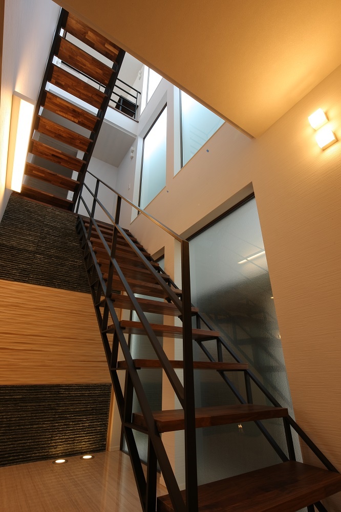 3階建てがデザインの可能性を広げる、SE構法の家 ストリップ階段｜重量木骨の家 選ばれた工務店と建てる木造注文住宅