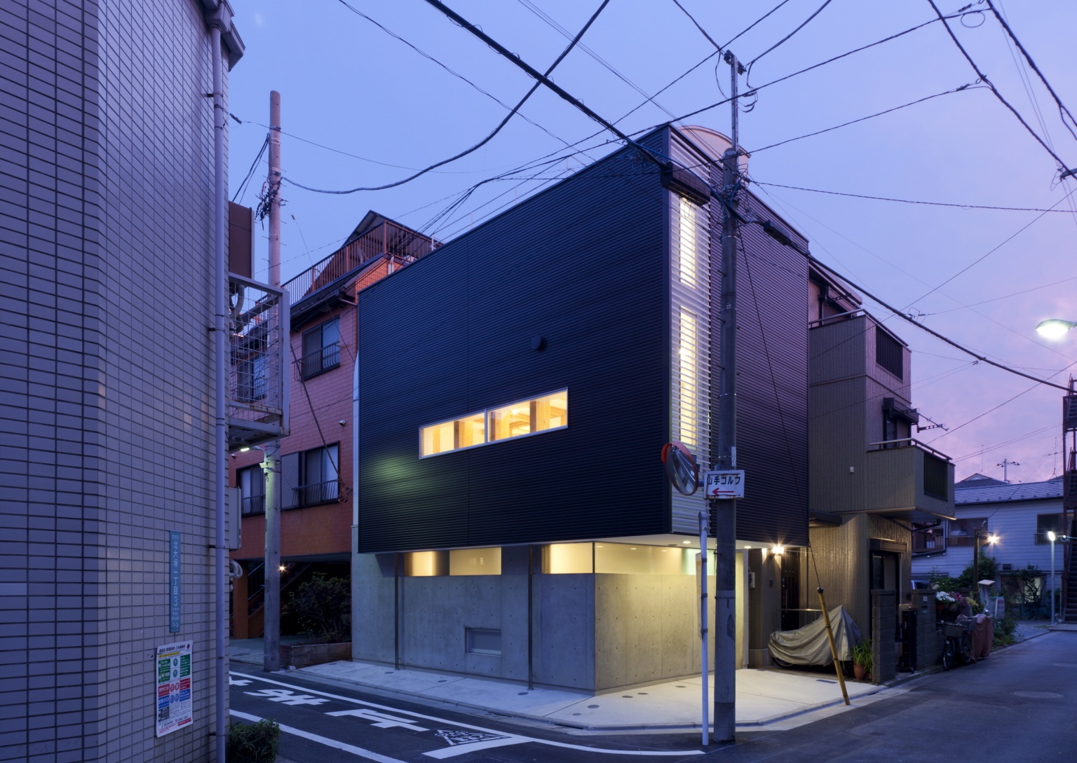 木骨フレームの家 金属サイディングとコンクリート打ちっぱなしがスマートなファサード 重量木骨の家 選ばれた工務店と建てる木造注文住宅