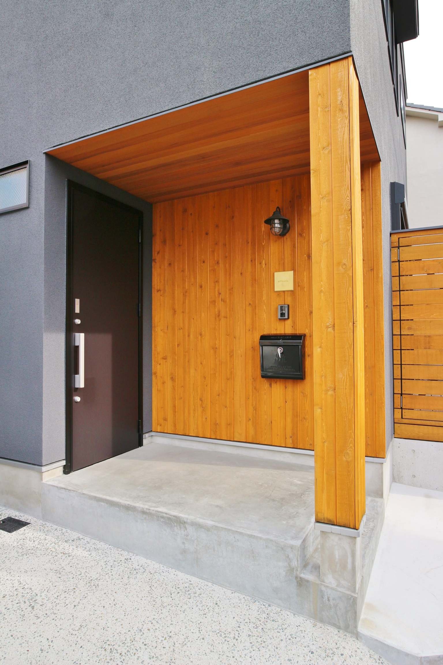 大きな吹抜けで光に包まれる暮らし|木造住宅×中庭×おしゃれな家