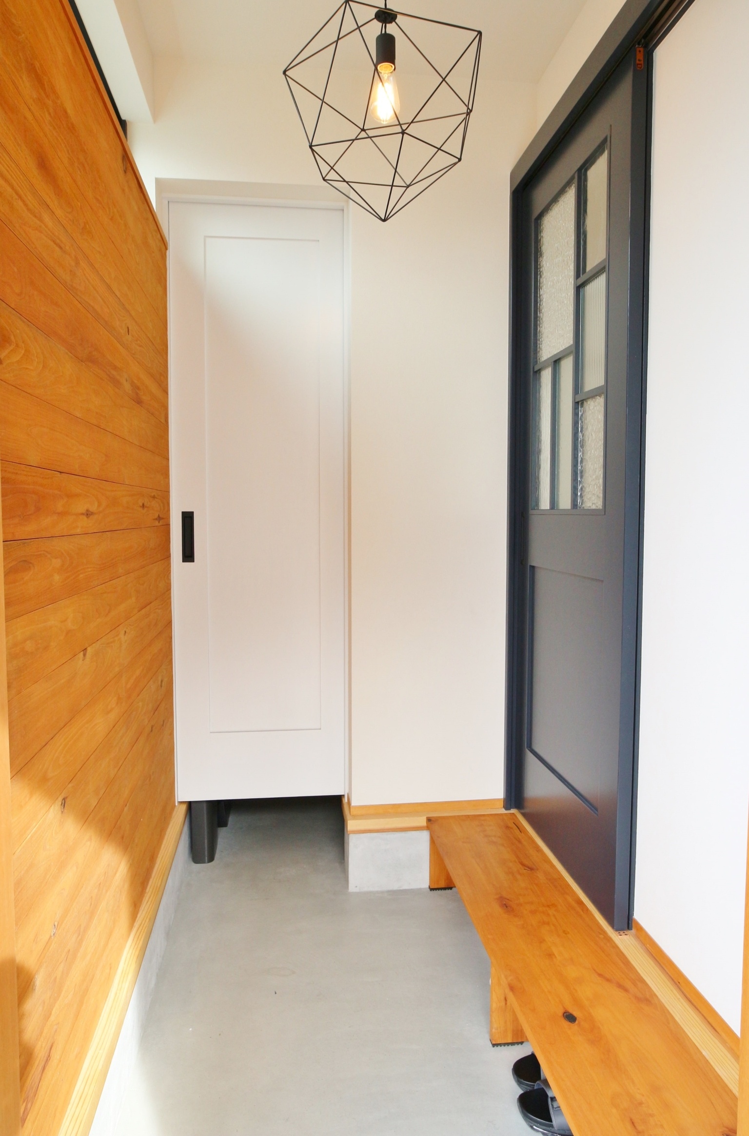 大きな吹抜けで光に包まれる暮らし|木造住宅×中庭×おしゃれな家