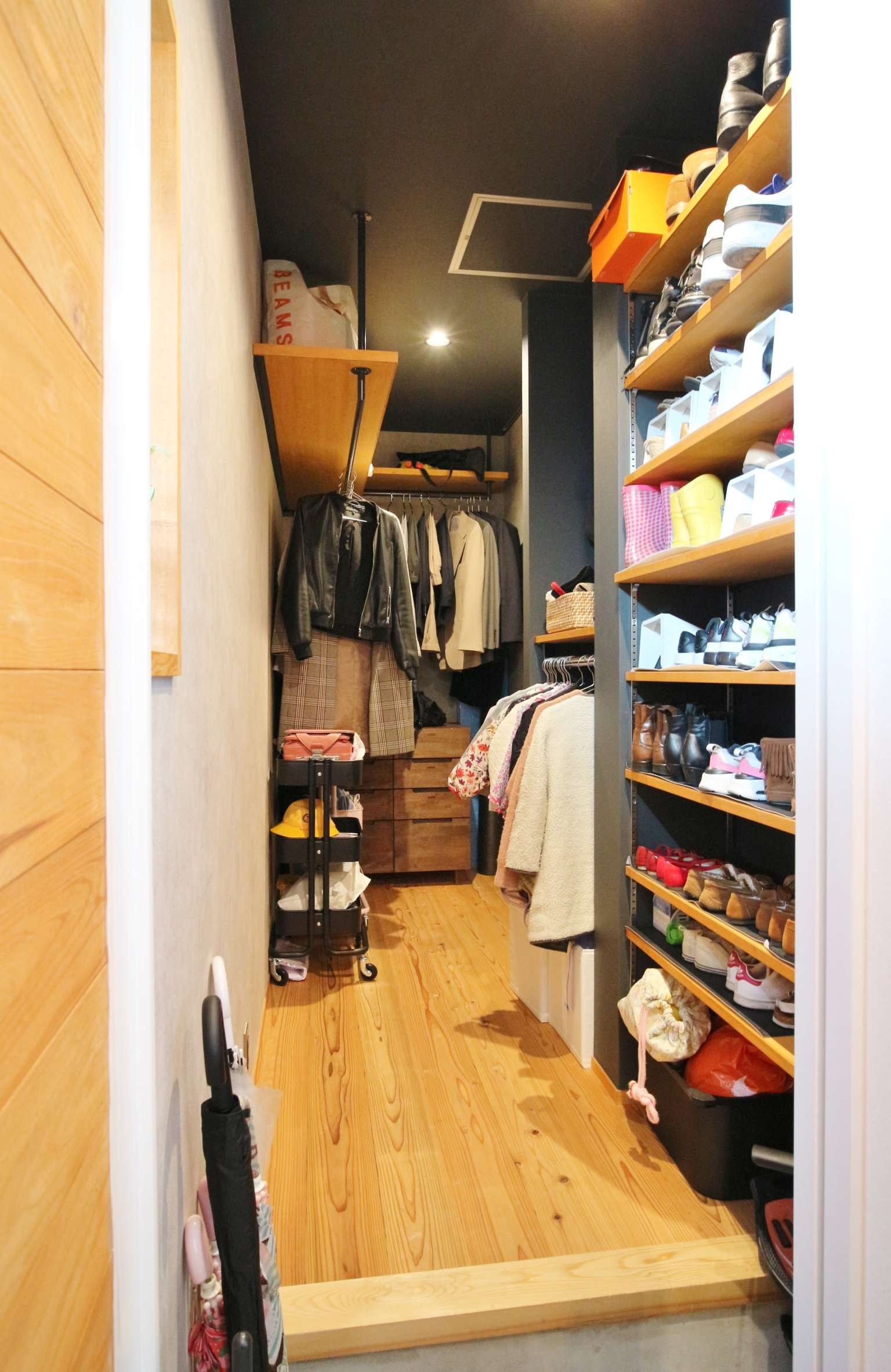 大きな吹抜けで光に包まれる暮らし|木造住宅×中庭×おしゃれな家