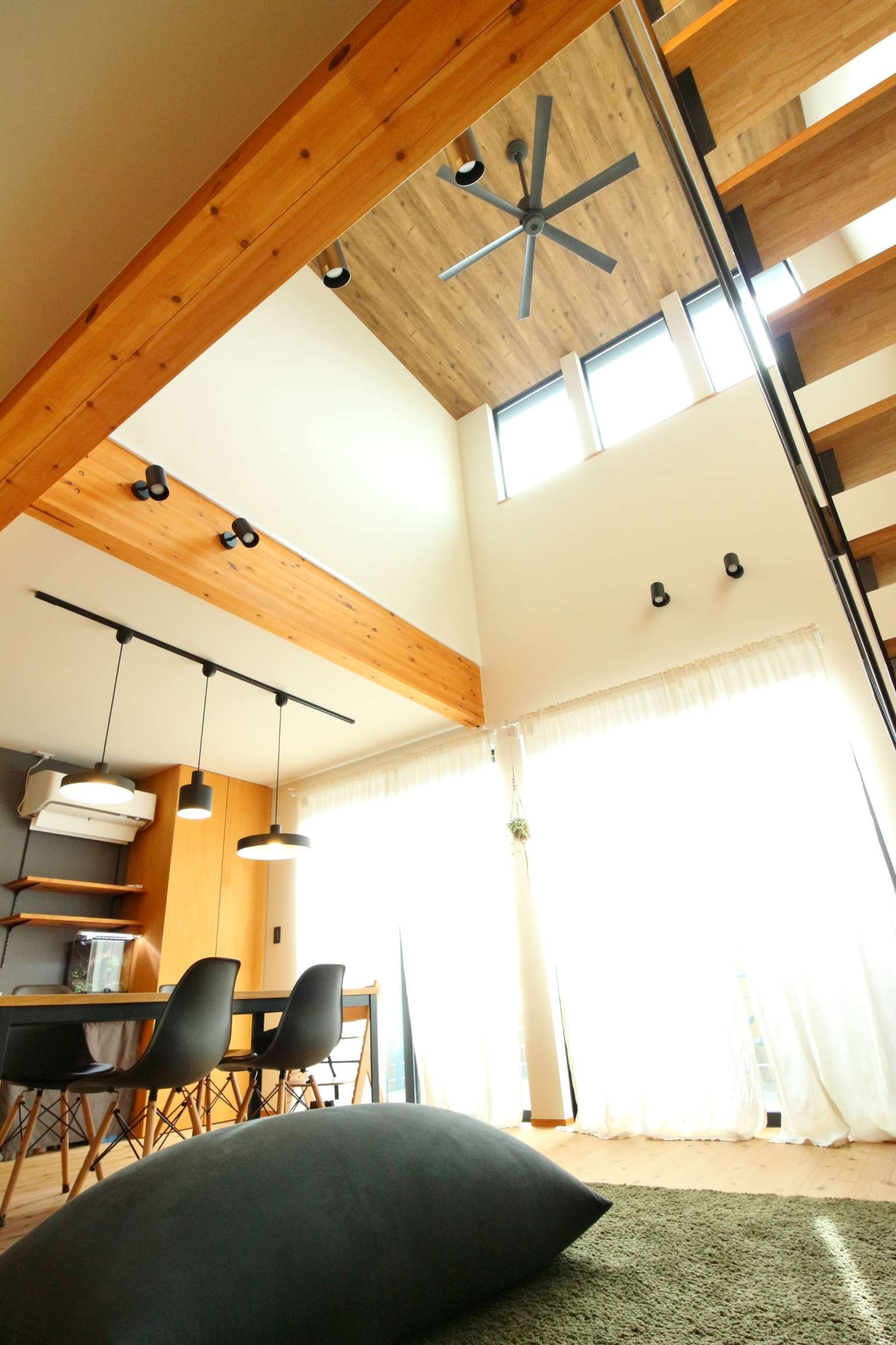 大きな吹抜けで光に包まれる暮らし|木造住宅×中庭×おしゃれな家