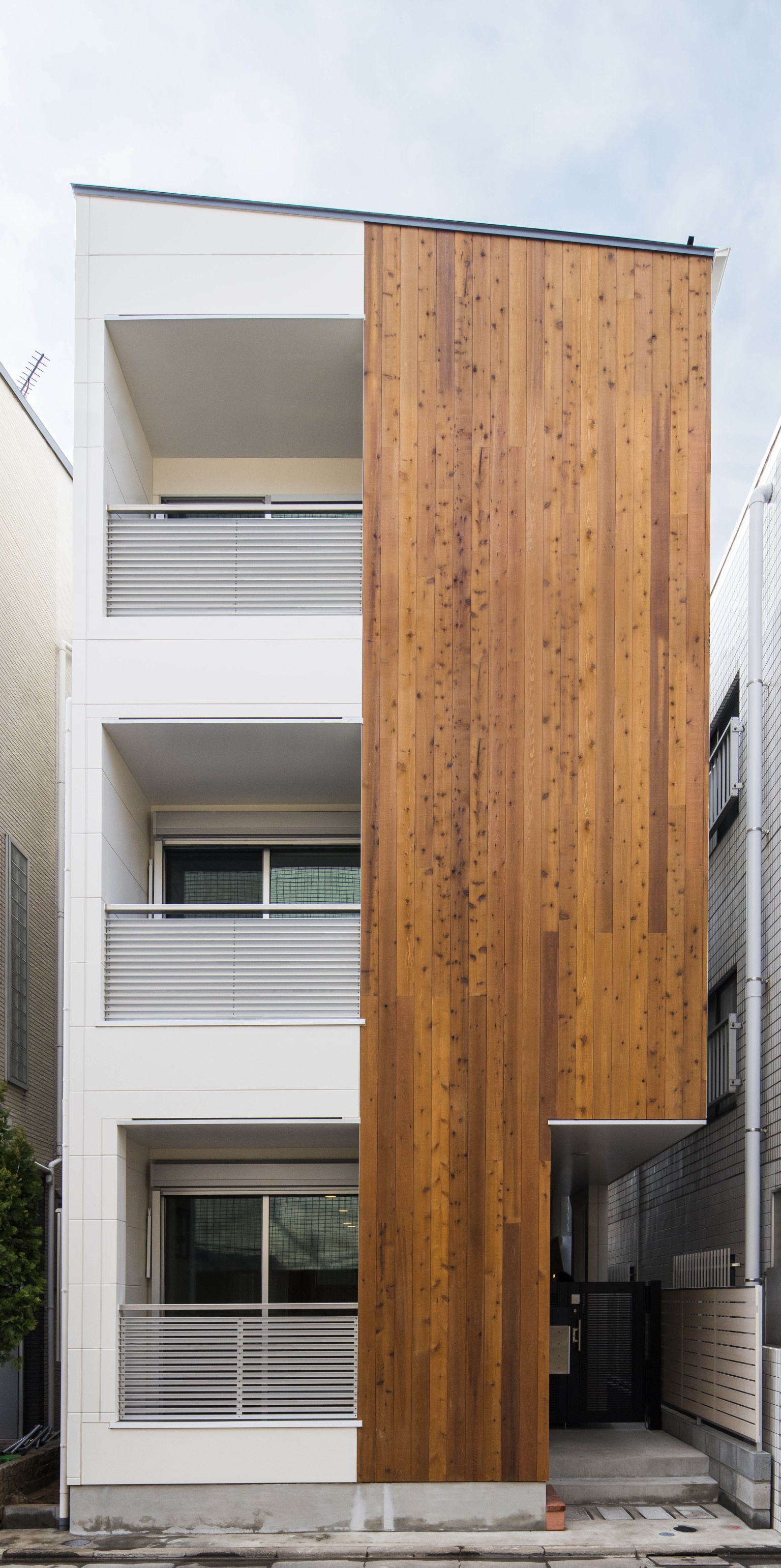 木製サイディングがアクセントなファサード｜狭小住宅×共同住宅×デザイナーズ物件