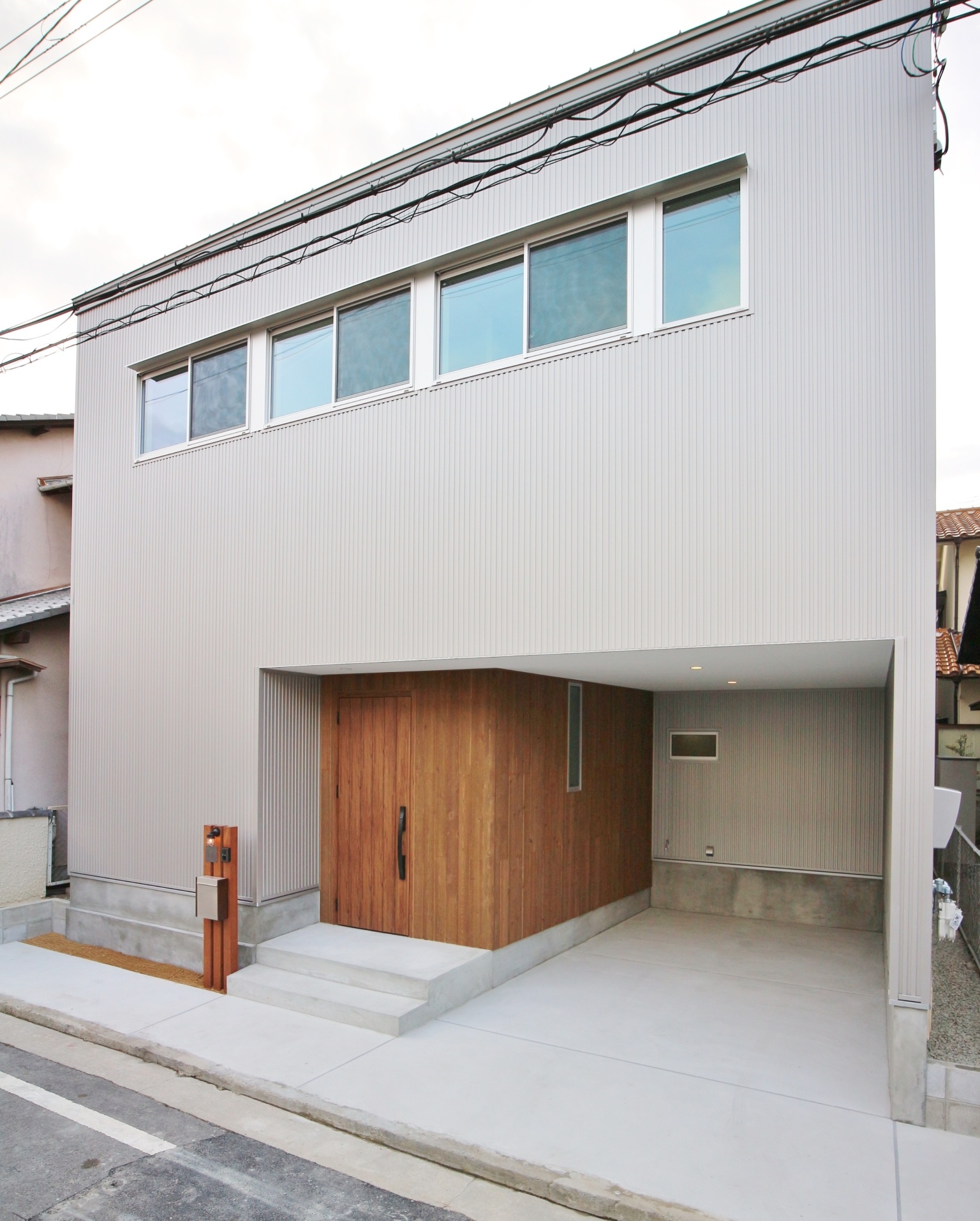 スキップフロア・ビルトインガレージのある家｜木造住宅×ガレージハウス×中庭