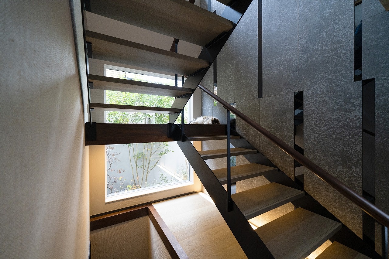 武蔵野の家 階段室 手前は地下収納へ 重量木骨の家 選ばれた工務店と建てる木造注文住宅
