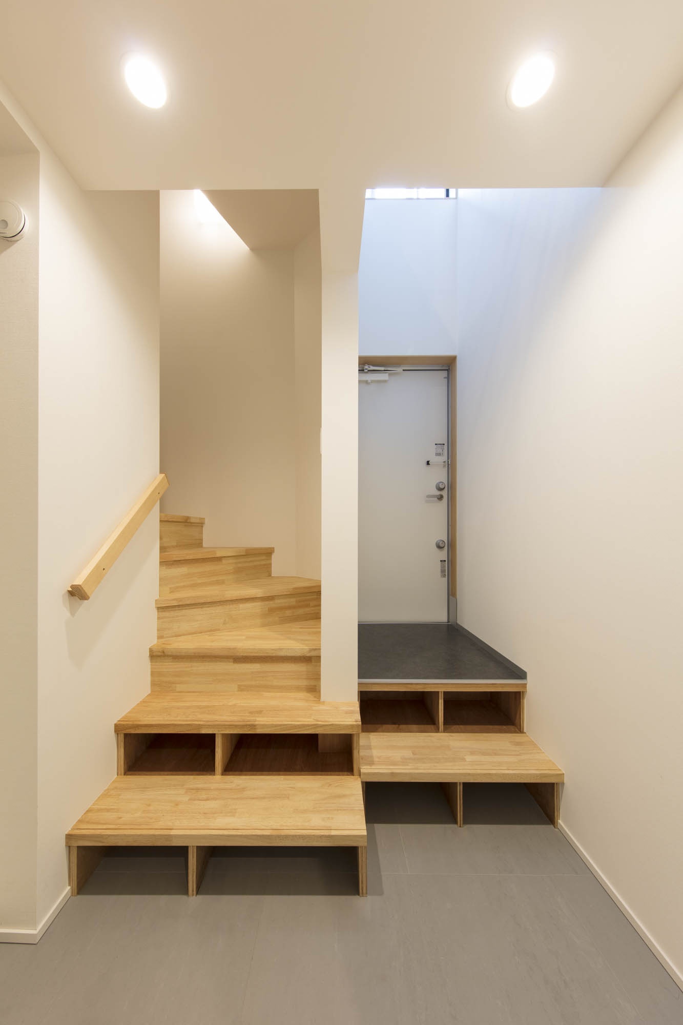 階段下も有効活用!アイデアの詰まったエントランス|共同住宅×メゾネット×デザイナーズ物件