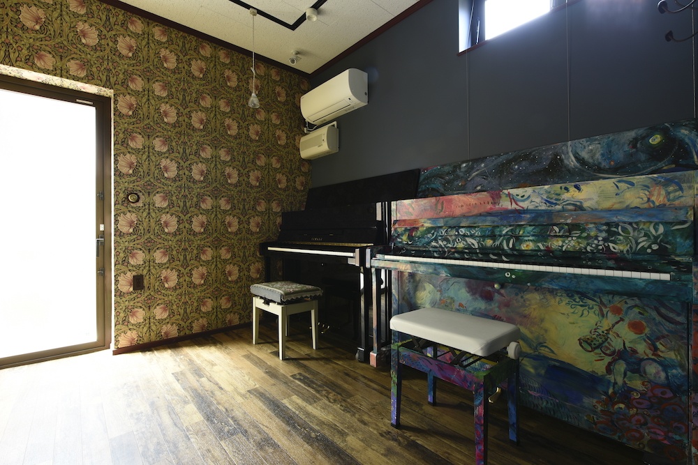ウィリアム・モリスの壁紙のピアノ室