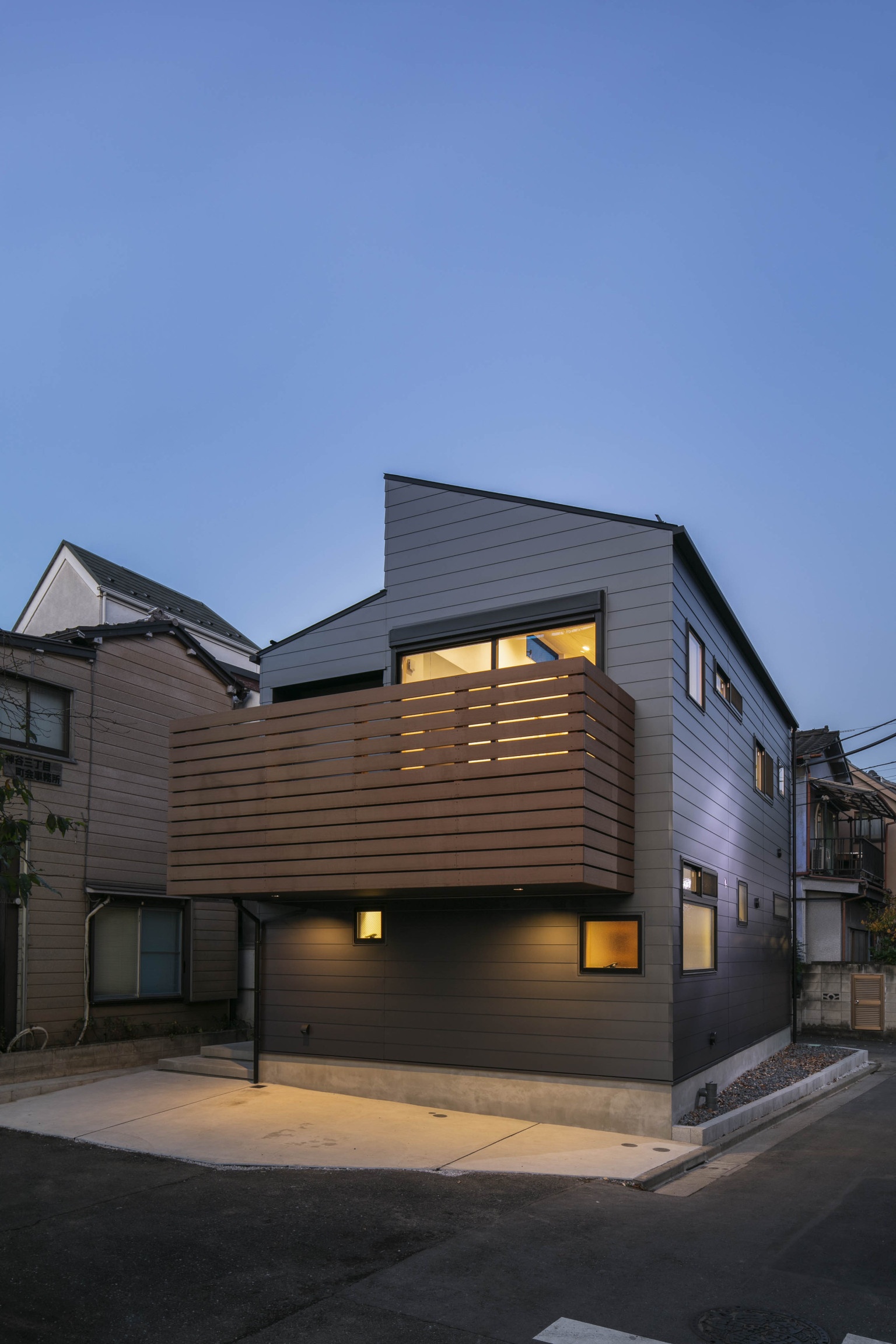 夕焼けに浮かび上がるブラックで引き締まった素敵なファサード|狭小住宅×外壁×かっこいい家
