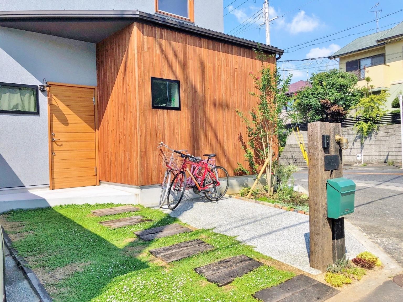 中庭で借景を楽しむおしゃれなコンパクトハウス|木造住宅×アウトドアリビング×縁側