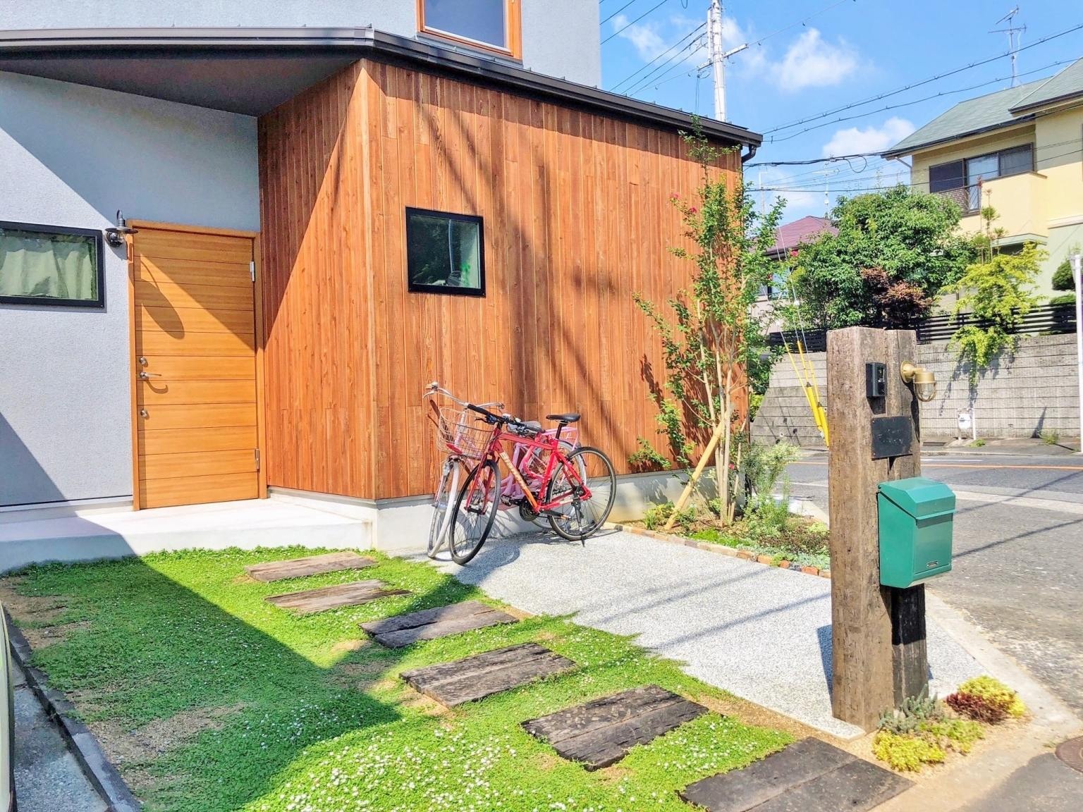 中庭で借景を楽しむおしゃれなコンパクトハウス｜木造住宅×アウトドアリビング×縁側