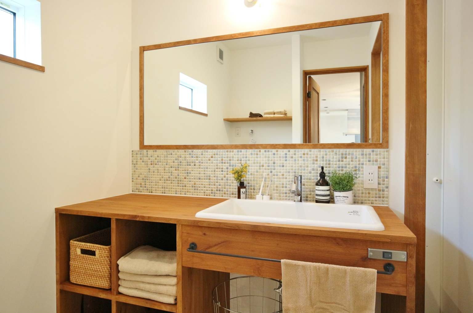 中庭で借景を楽しむおしゃれなコンパクトハウス|木造住宅×アウトドアリビング×縁側