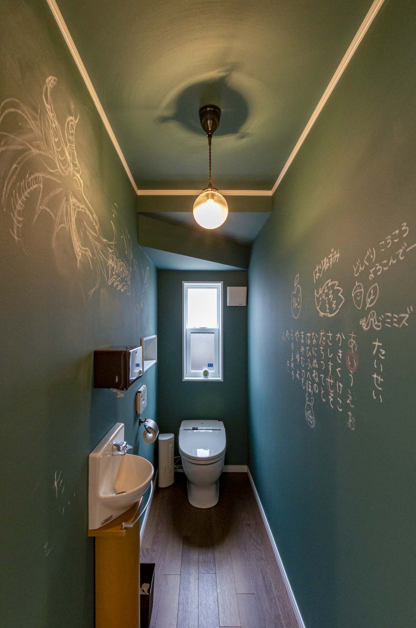黒板の壁を貼ったトイレ