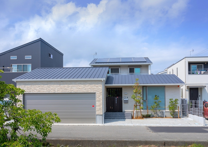 ガレージ付きのおしゃれな木造住宅外観。