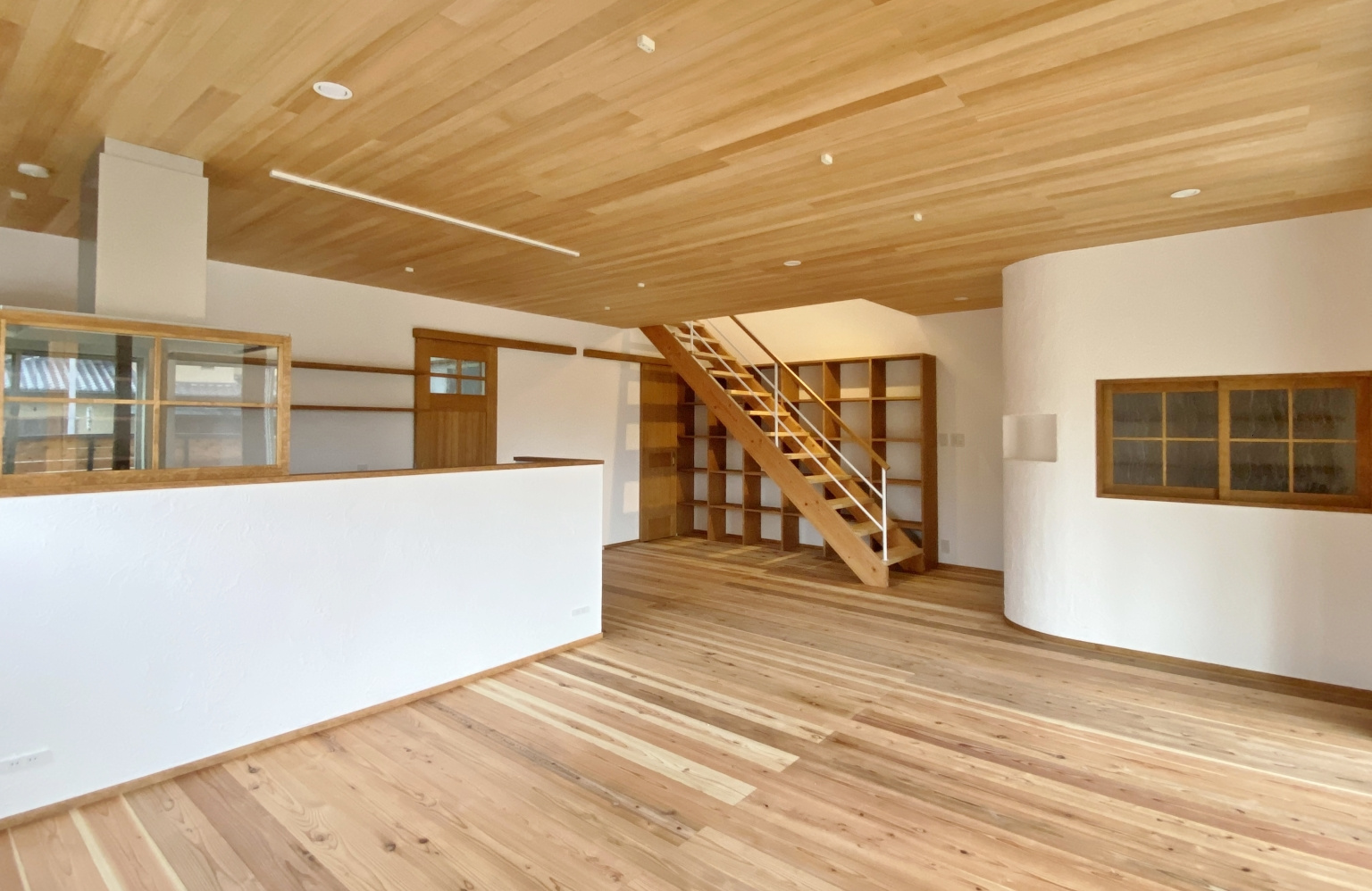 土間リビングで開放的な暮らしを楽しむ中庭のある家|木造住宅×書斎×おしゃれな家