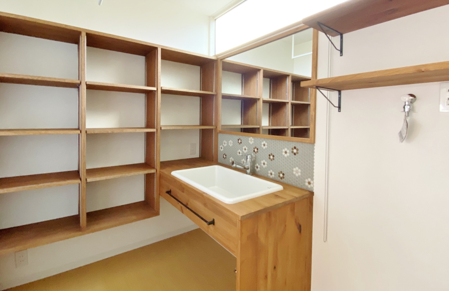 土間リビングで開放的な暮らしを楽しむ中庭のある家|木造住宅×書斎×おしゃれな家