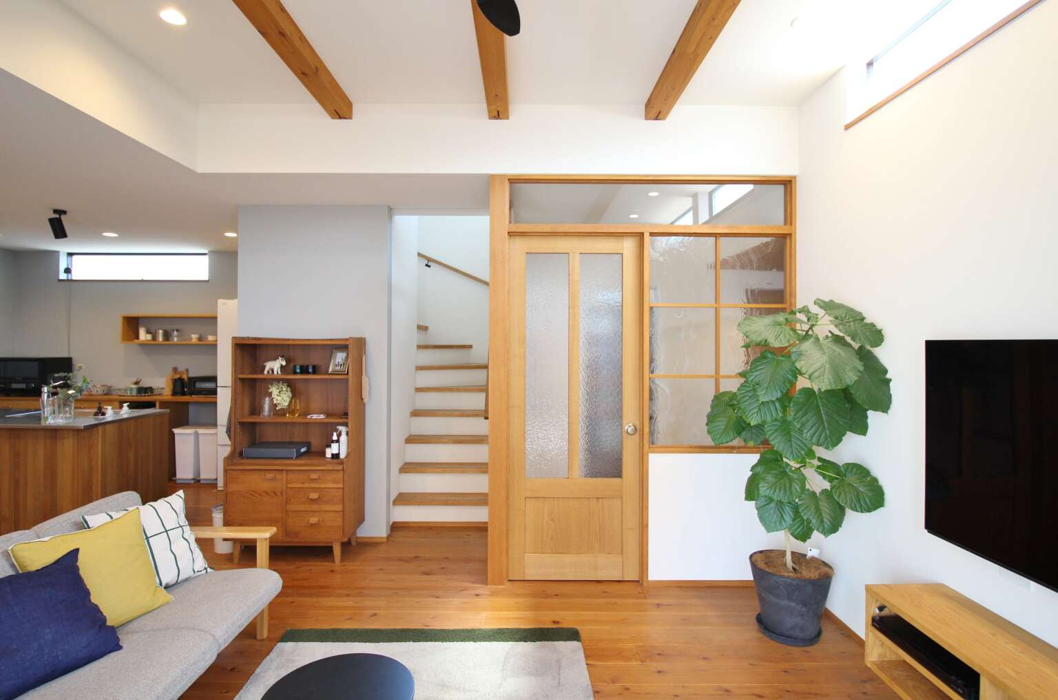 中庭と繋がる三角屋根のおしゃれな家|木造住宅×アウトドアリビング×縁側