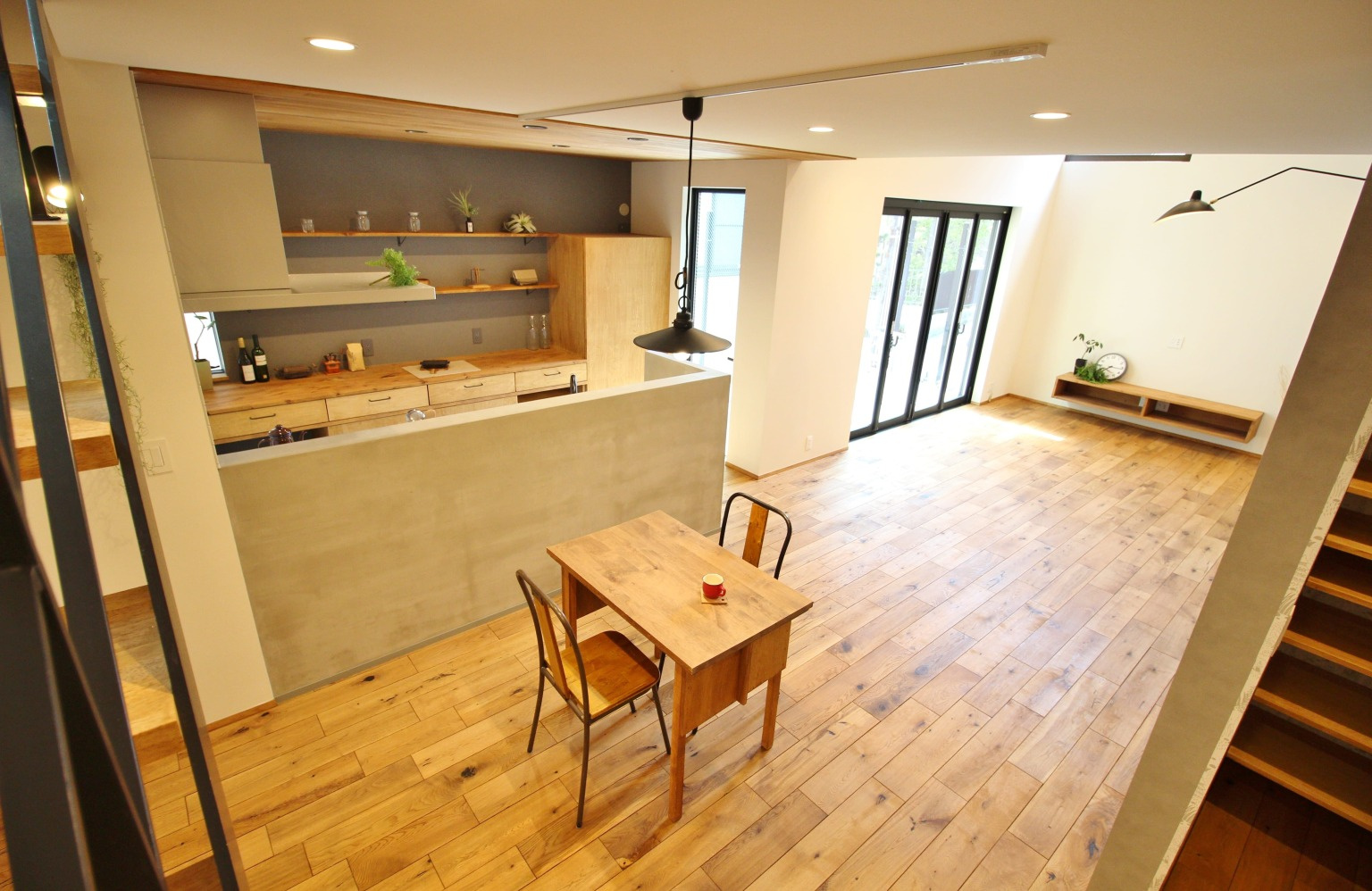 大人カフェテラスのあるおしゃれな家|木造住宅×土間×中庭のある家