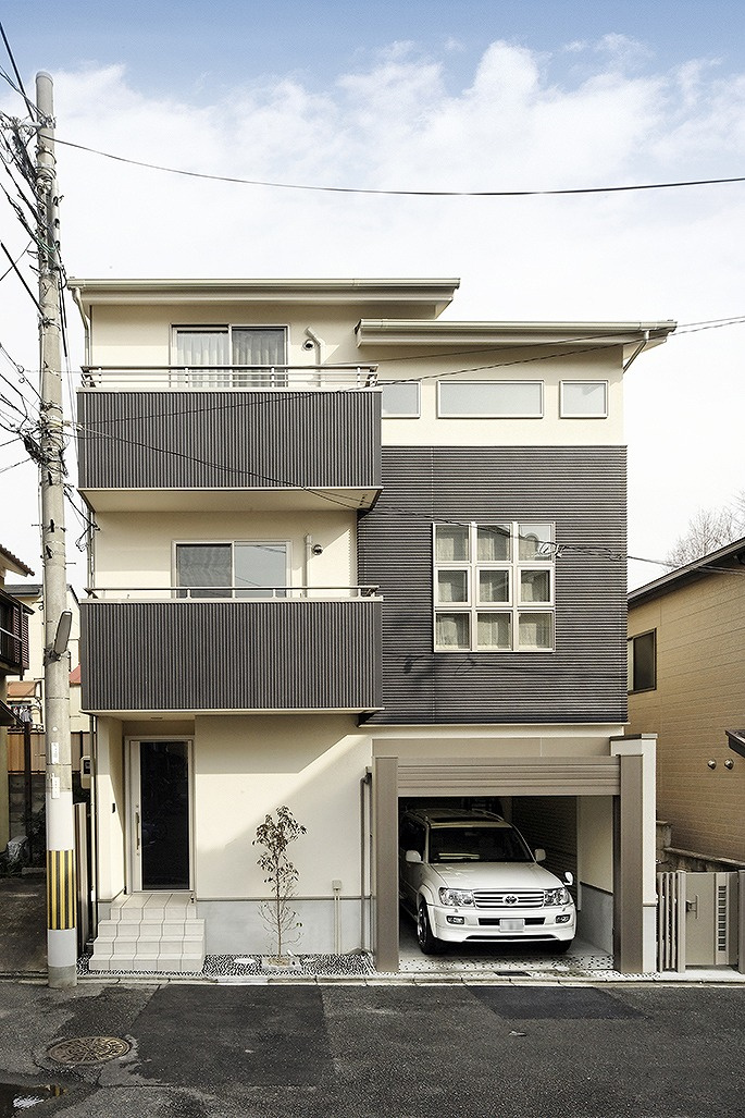 ビルトインガレージの狭小住宅　三階建て