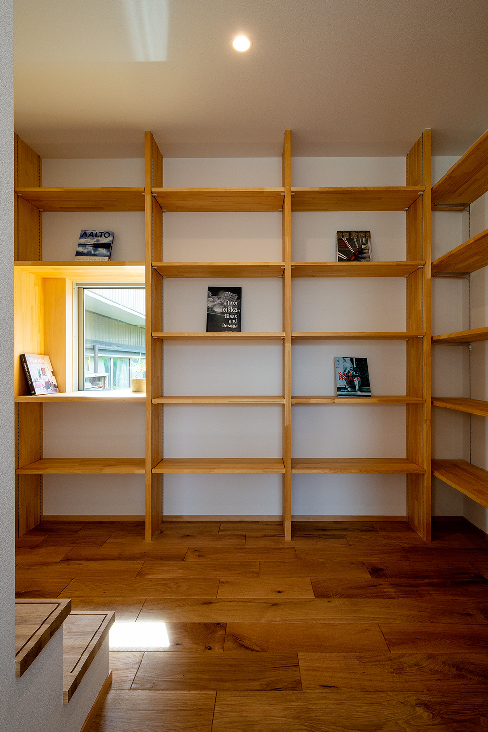 読書スペースに広がる壁一面の本棚
