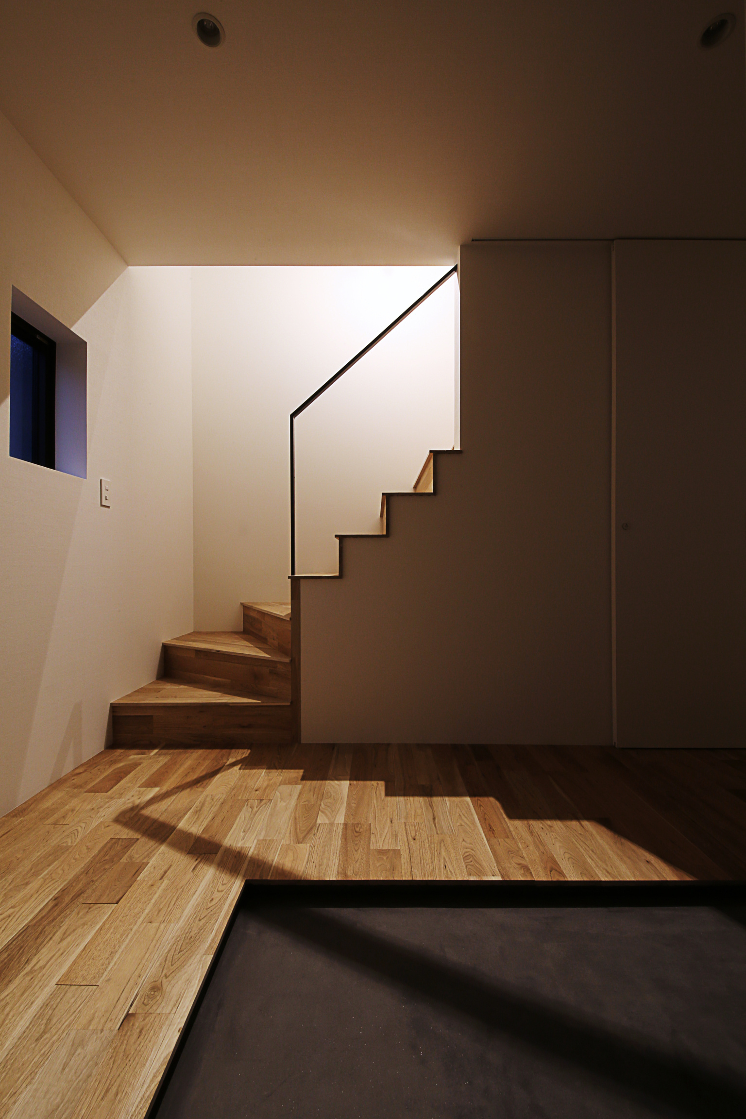 シンプルな雰囲気の玄関ホール。段々のラインが意匠性を高める階段。