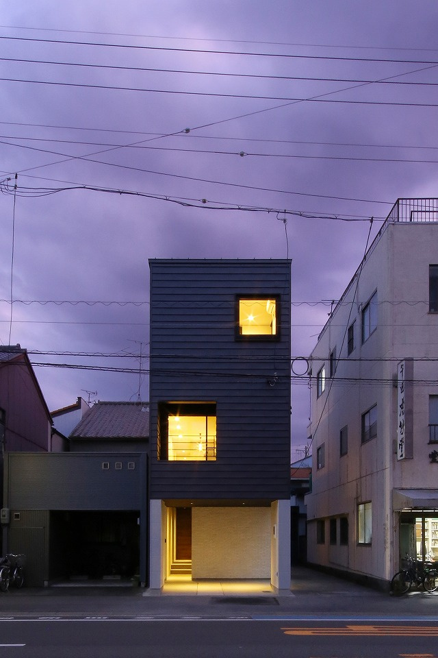 周囲を建物に囲まれた、街中の狭小地